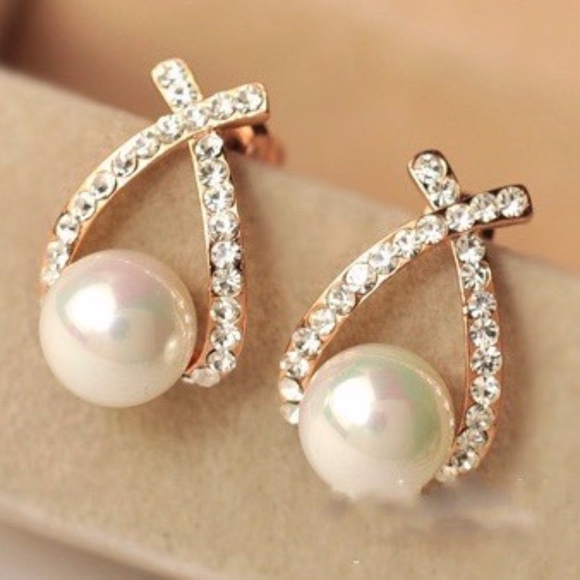 Pearl Earrings with crystal gemstones - Picture 2 of 3